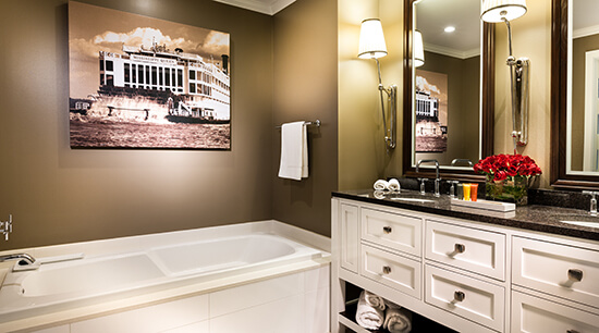 Deluxe king room bathroom